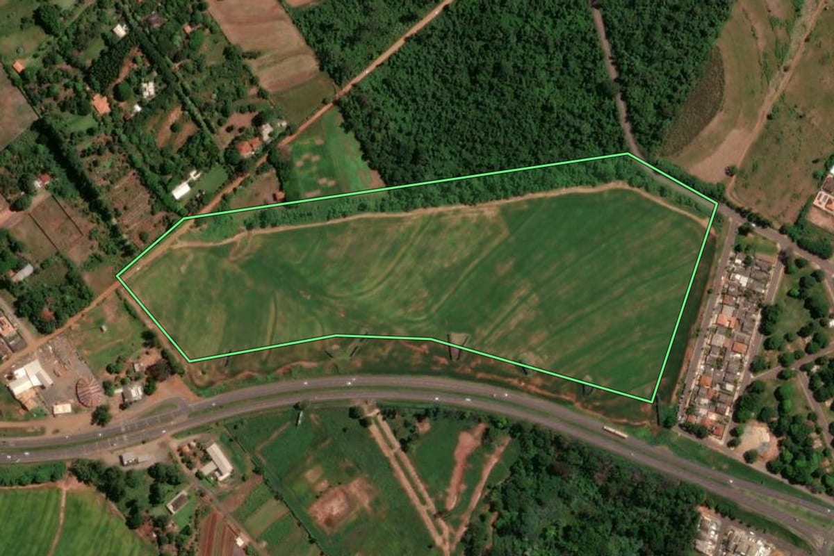 Imagem de satélite do imóvel rural em Maringá (PR), com o contorno declarado no CAR desenhado por cima.