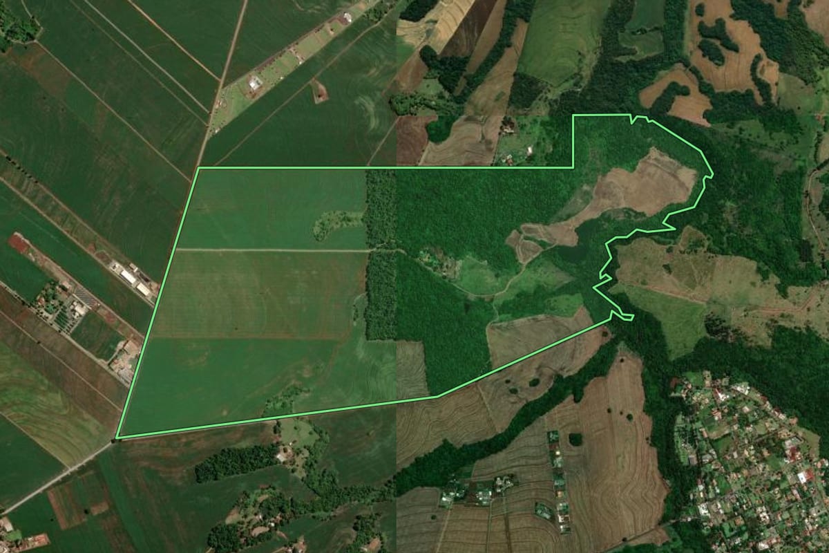 Imagem de satélite do imóvel rural em Maringá (PR), com o contorno declarado no CAR desenhado por cima.