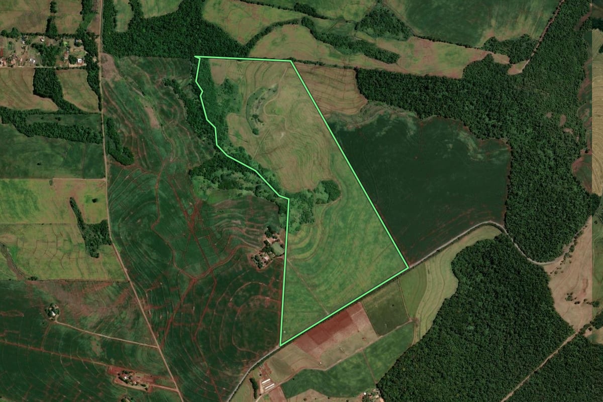 Imagem de satélite do imóvel rural em Maringá (PR), com o contorno declarado no CAR desenhado por cima.