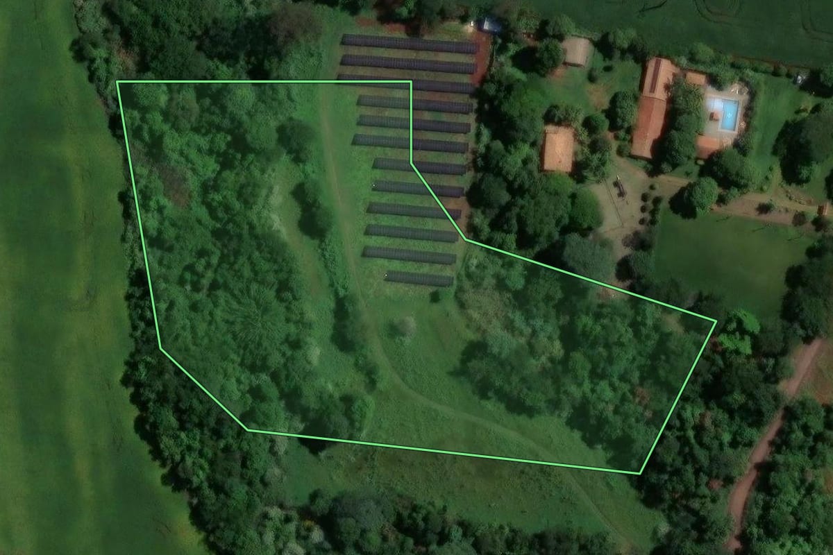 Imagem de satélite do imóvel rural em Maringá (PR), com o contorno declarado no CAR desenhado por cima.
