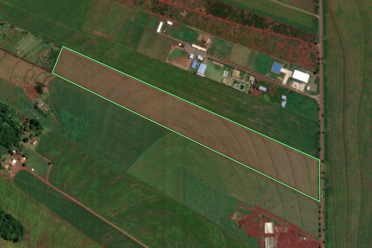 Imagem de satélite do imóvel rural em Maringá (PR), com o contorno declarado no CAR desenhado por cima.