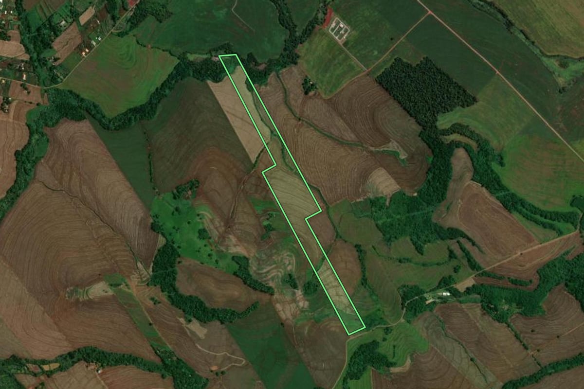 Imagem de satélite do imóvel rural em Maringá (PR), com o contorno declarado no CAR desenhado por cima.