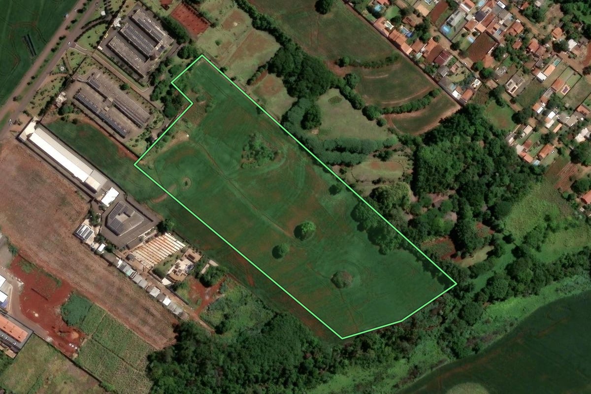 Imagem de satélite do imóvel rural em Maringá (PR), com o contorno declarado no CAR desenhado por cima.