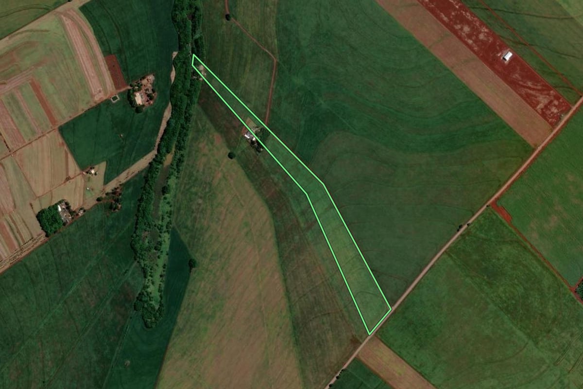 Imagem de satélite do imóvel rural em Maringá (PR), com o contorno declarado no CAR desenhado por cima.