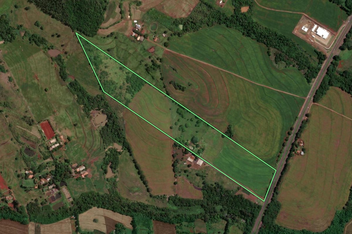 Imagem de satélite do imóvel rural em Maringá (PR), com o contorno declarado no CAR desenhado por cima.