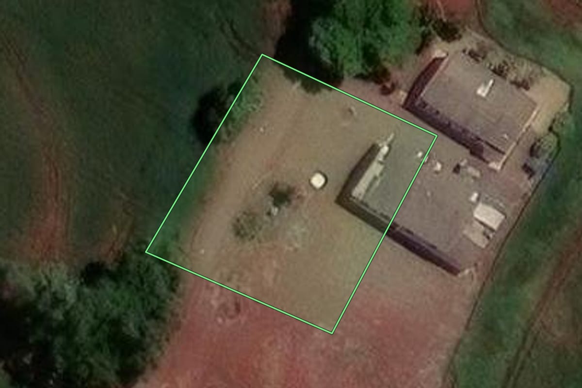 Imagem de satélite do imóvel rural em Maringá (PR), com o contorno declarado no CAR desenhado por cima.