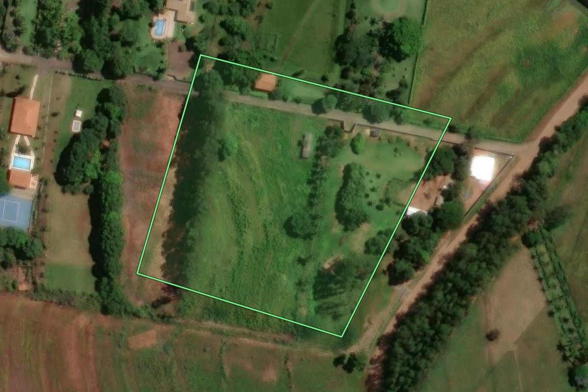 Imagem de satélite do imóvel rural em Maringá (PR), com o contorno declarado no CAR desenhado por cima.