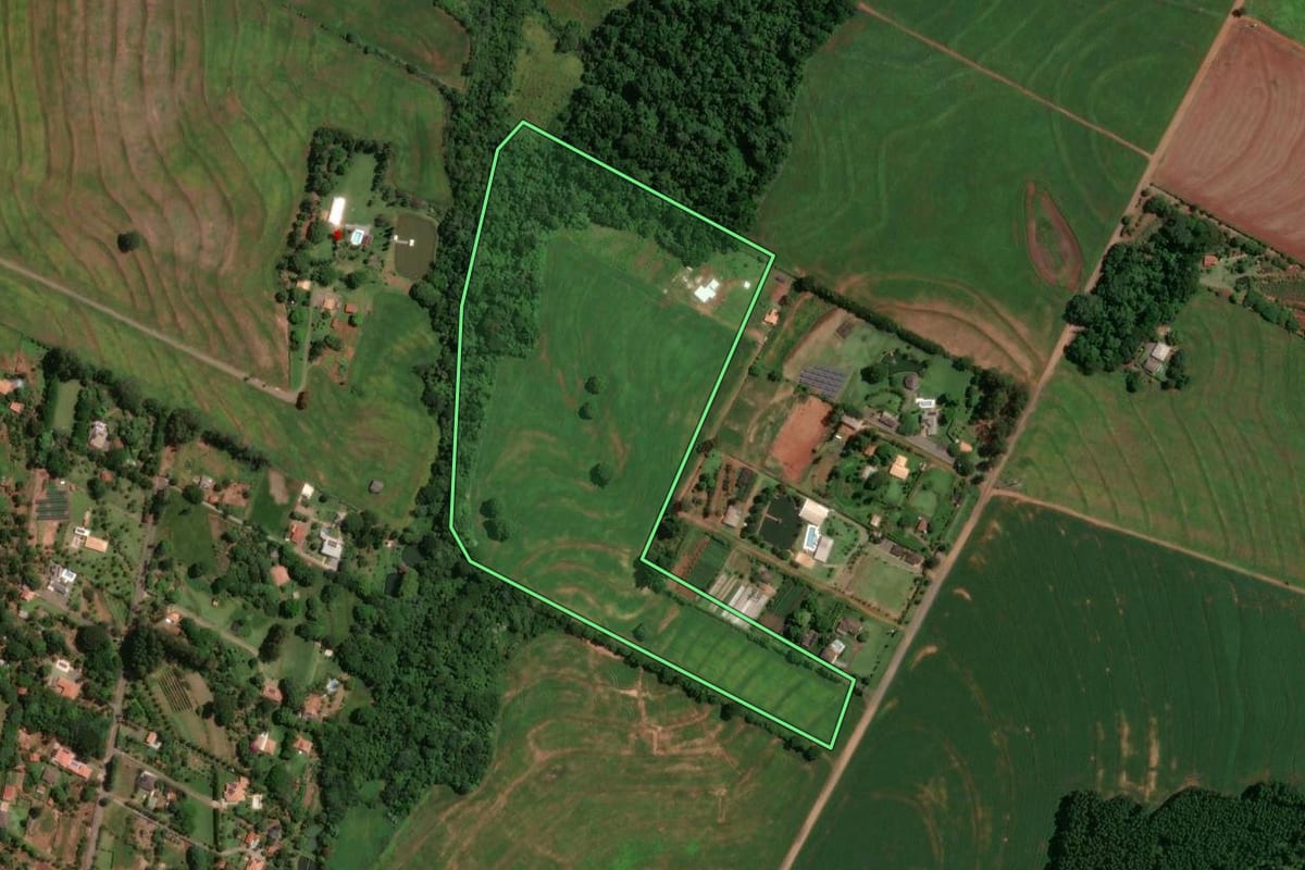 Imagem de satélite do imóvel rural em Maringá (PR), com o contorno declarado no CAR desenhado por cima.