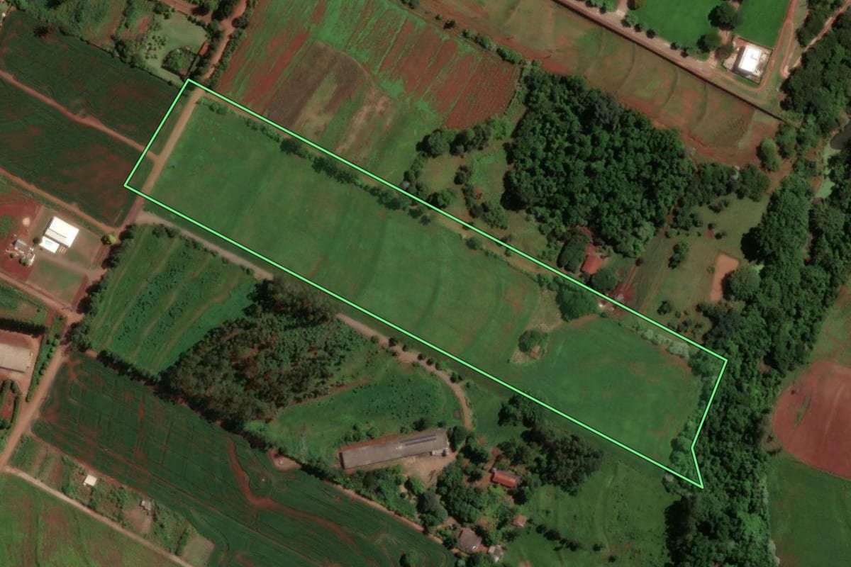 Imagem de satélite do imóvel rural em Maringá (PR), com o contorno declarado no CAR desenhado por cima.