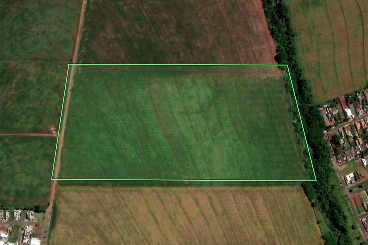 Imagem de satélite do imóvel rural em Maringá (PR), com o contorno declarado no CAR desenhado por cima.