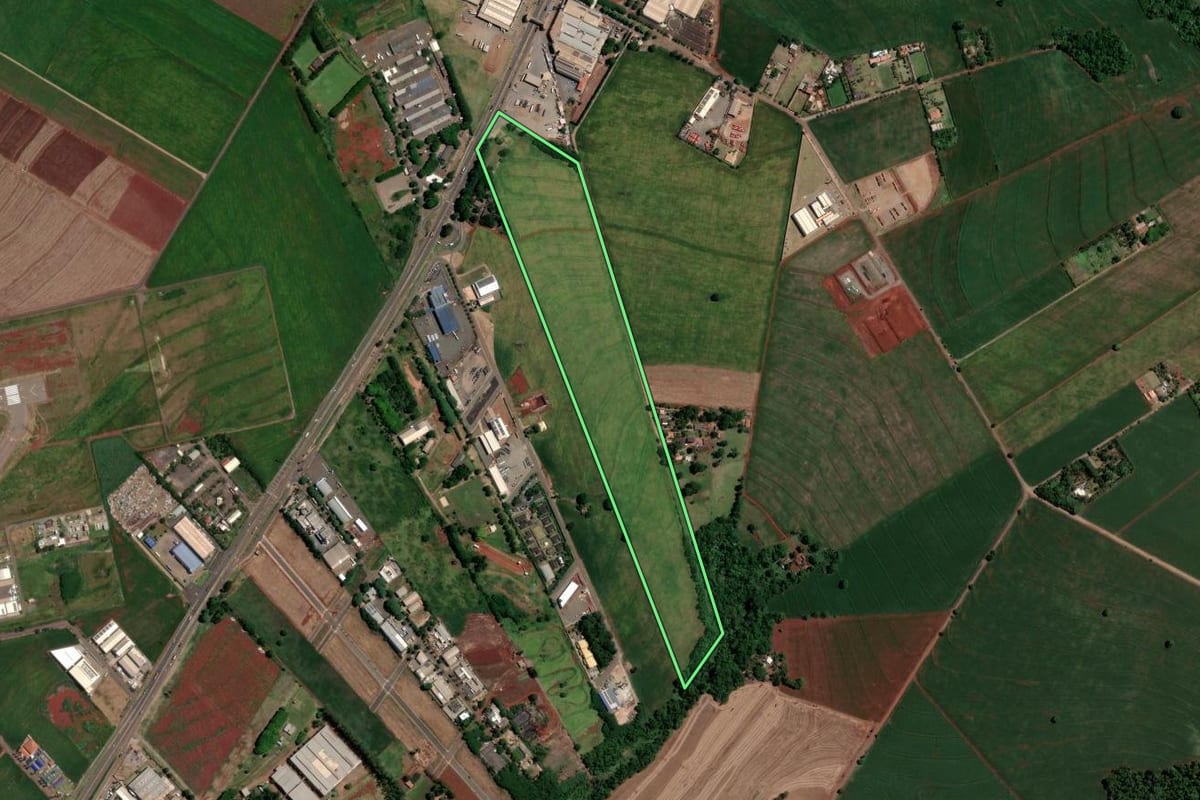 Imagem de satélite do imóvel rural em Maringá (PR), com o contorno declarado no CAR desenhado por cima.