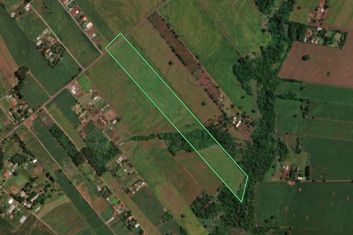 Imagem de satélite do imóvel rural em Maringá (PR), com o contorno declarado no CAR desenhado por cima.