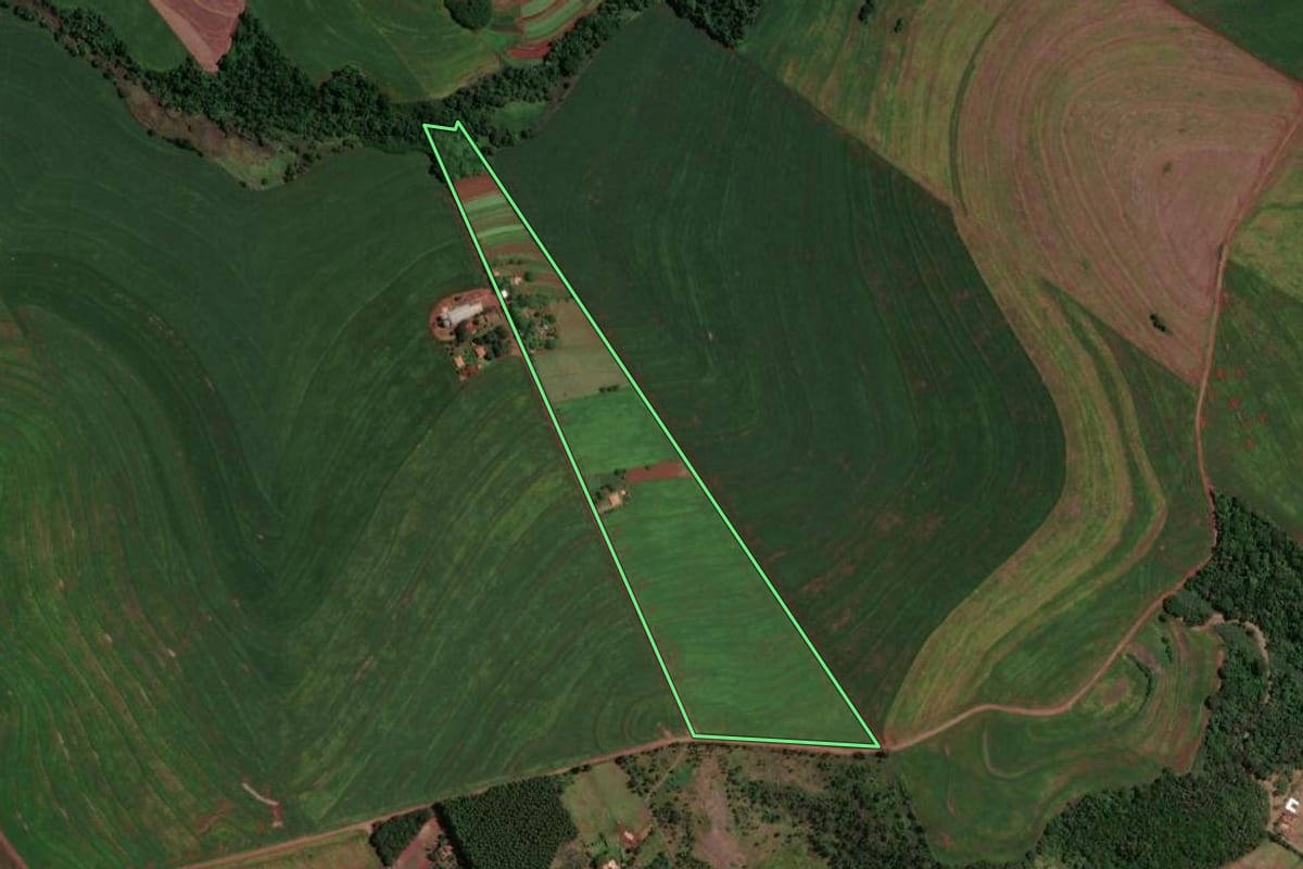 Imagem de satélite do imóvel rural em Maringá (PR), com o contorno declarado no CAR desenhado por cima.