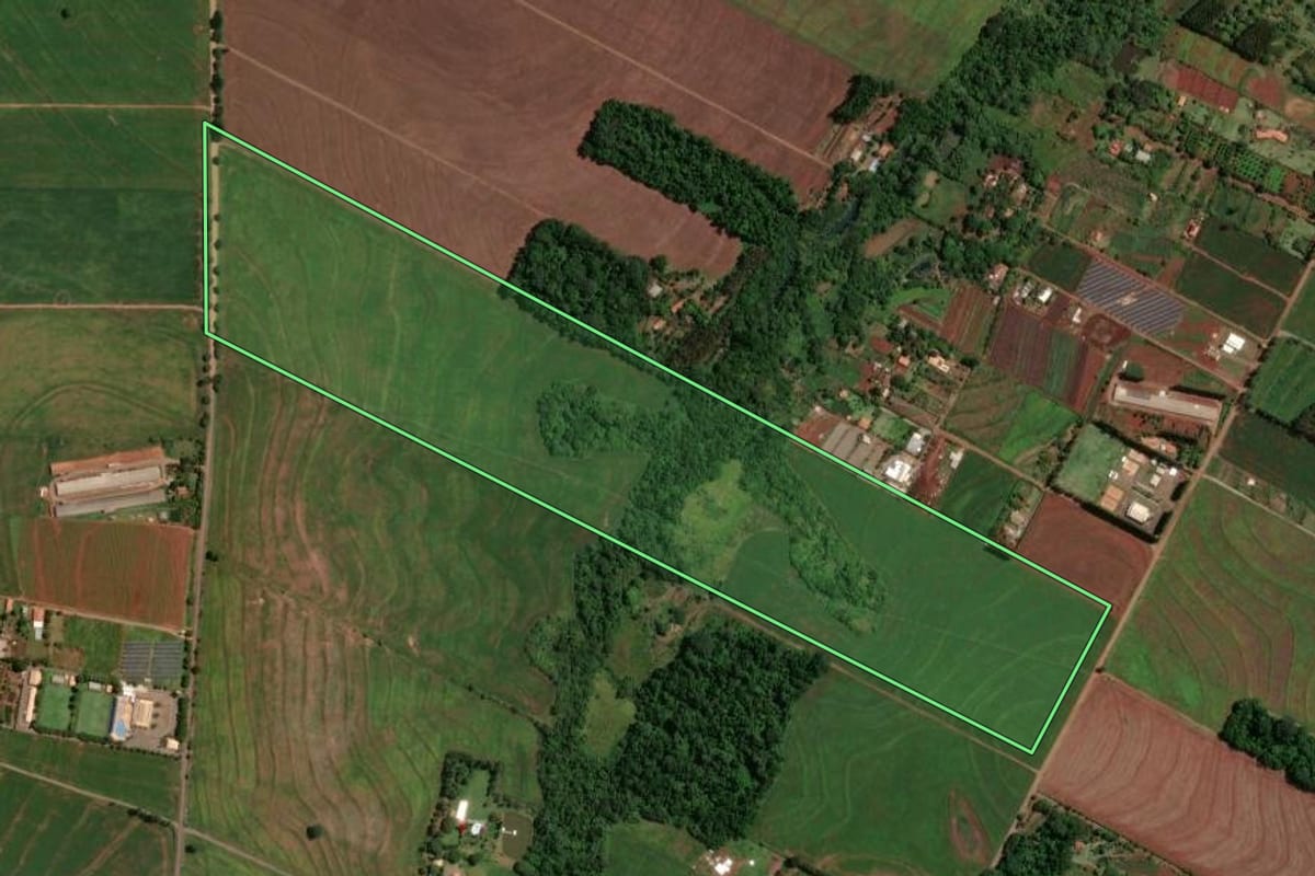 Imagem de satélite do imóvel rural em Maringá (PR), com o contorno declarado no CAR desenhado por cima.
