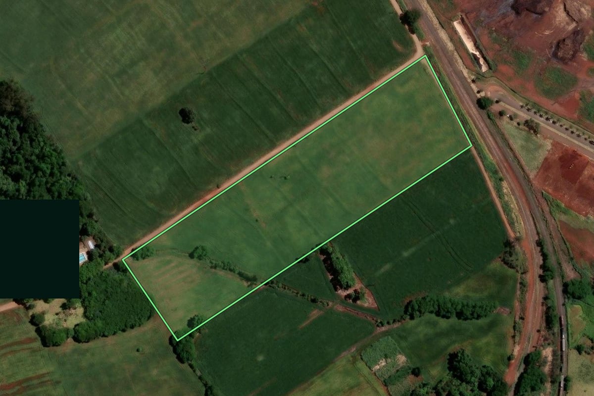 Imagem de satélite do imóvel rural em Maringá (PR), com o contorno declarado no CAR desenhado por cima.
