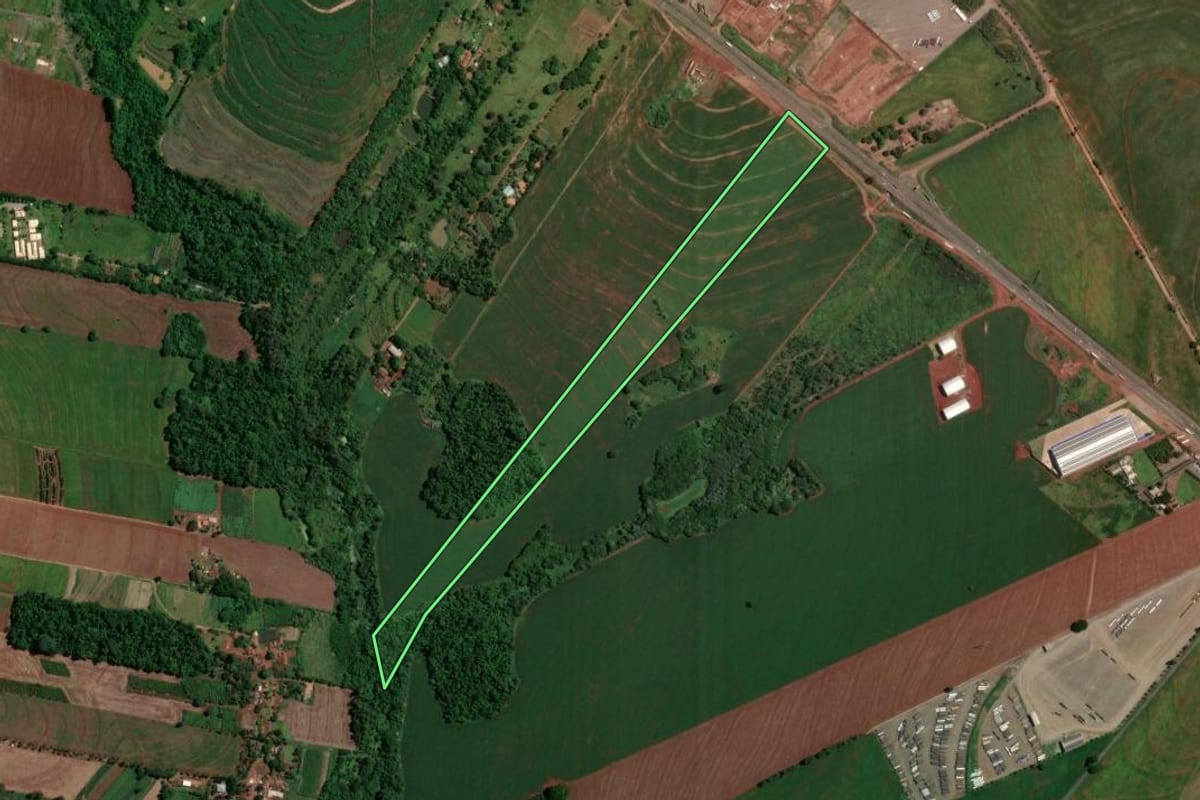 Imagem de satélite do imóvel rural em Maringá (PR), com o contorno declarado no CAR desenhado por cima.