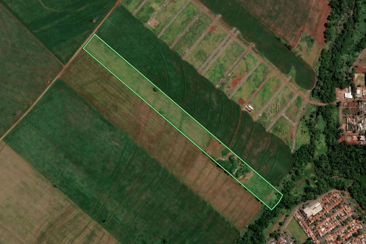 Imagem de satélite do imóvel rural em Maringá (PR), com o contorno declarado no CAR desenhado por cima.