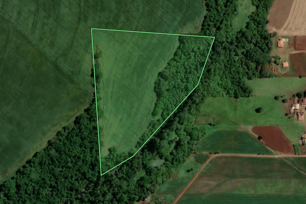 Imagem de satélite do imóvel rural em Maringá (PR), com o contorno declarado no CAR desenhado por cima.