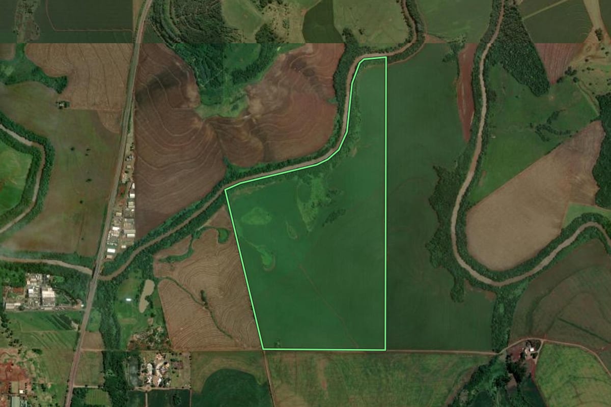 Imagem de satélite do imóvel rural em Maringá (PR), com o contorno declarado no CAR desenhado por cima.