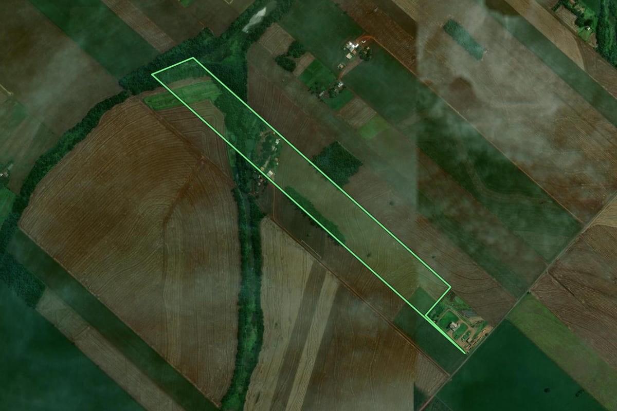 Imagem de satélite do imóvel rural em Maringá (PR), com o contorno declarado no CAR desenhado por cima.