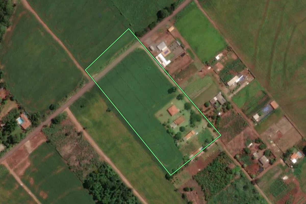Imagem de satélite do imóvel rural em Maringá (PR), com o contorno declarado no CAR desenhado por cima.