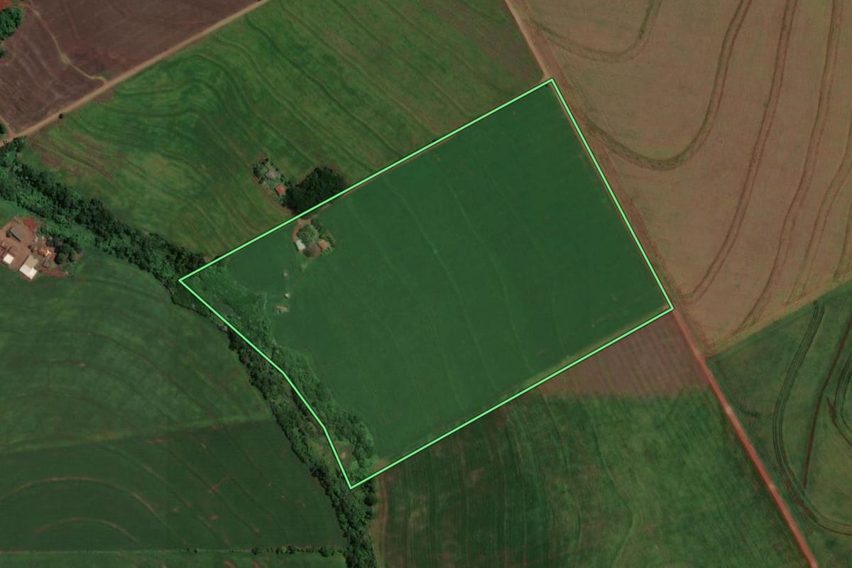 Imagem de satélite do imóvel rural em Maringá (PR), com o contorno declarado no CAR desenhado por cima.