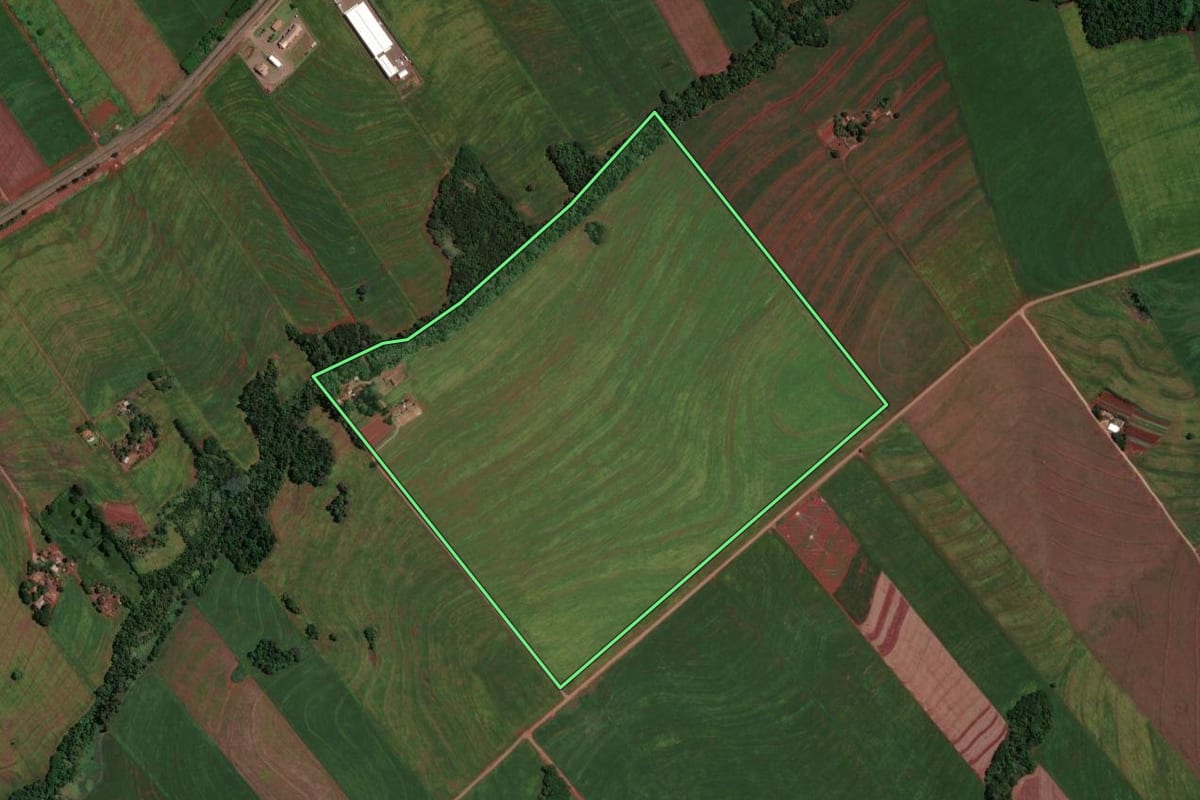 Imagem de satélite do imóvel rural em Maringá (PR), com o contorno declarado no CAR desenhado por cima.