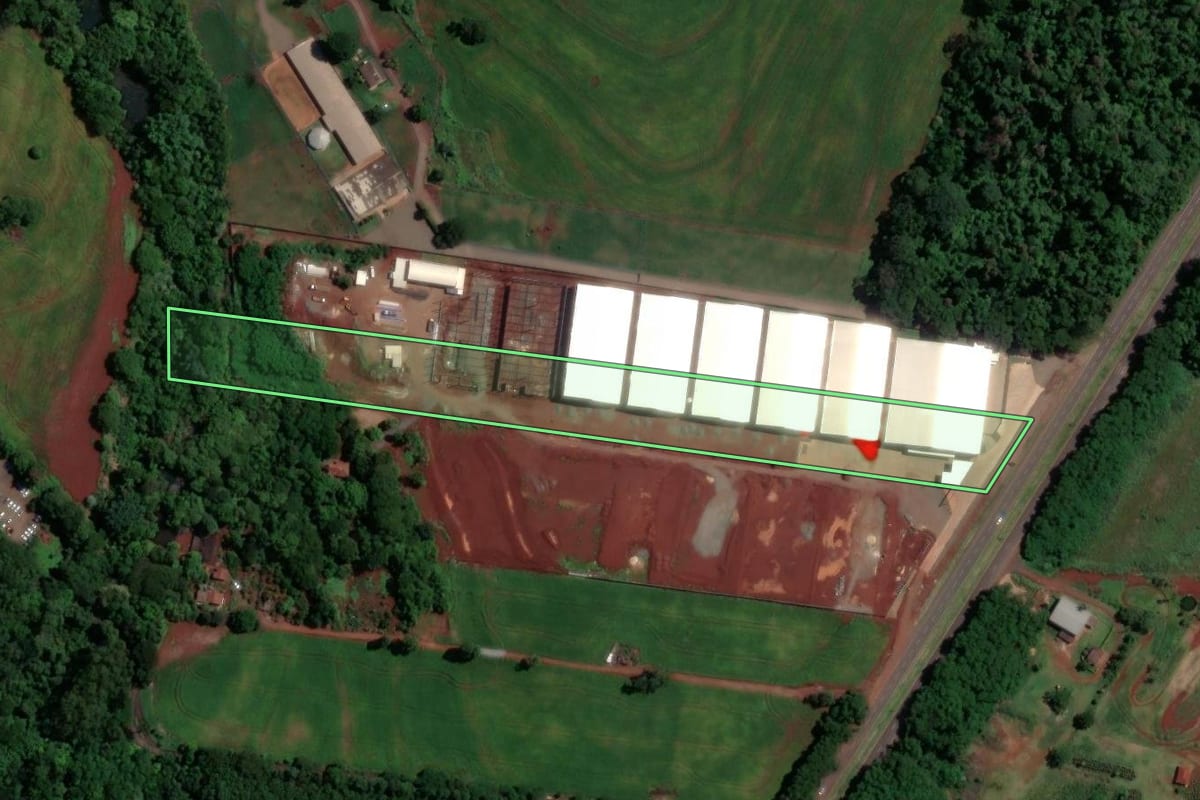 Imagem de satélite do imóvel rural em Maringá (PR), com o contorno declarado no CAR desenhado por cima.
