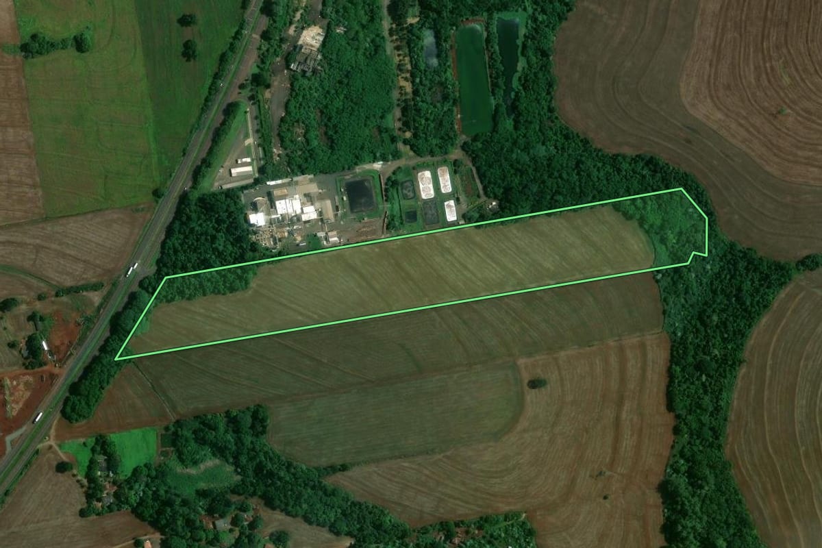 Imagem de satélite do imóvel rural em Maringá (PR), com o contorno declarado no CAR desenhado por cima.