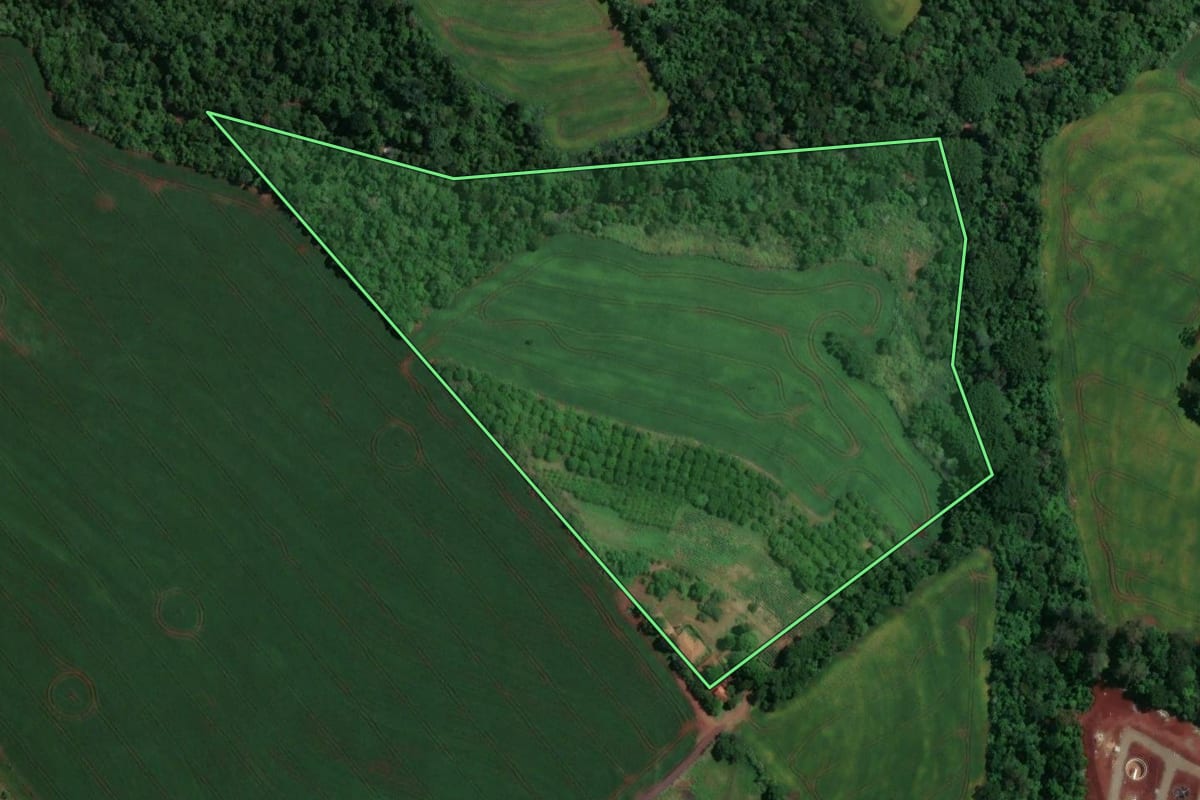 Imagem de satélite do imóvel rural em Maringá (PR), com o contorno declarado no CAR desenhado por cima.