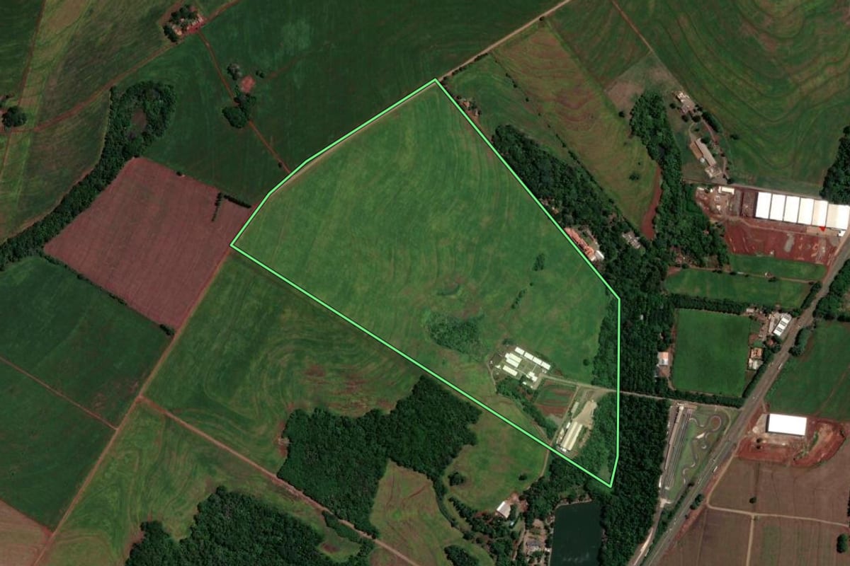 Imagem de satélite do imóvel rural em Maringá (PR), com o contorno declarado no CAR desenhado por cima.