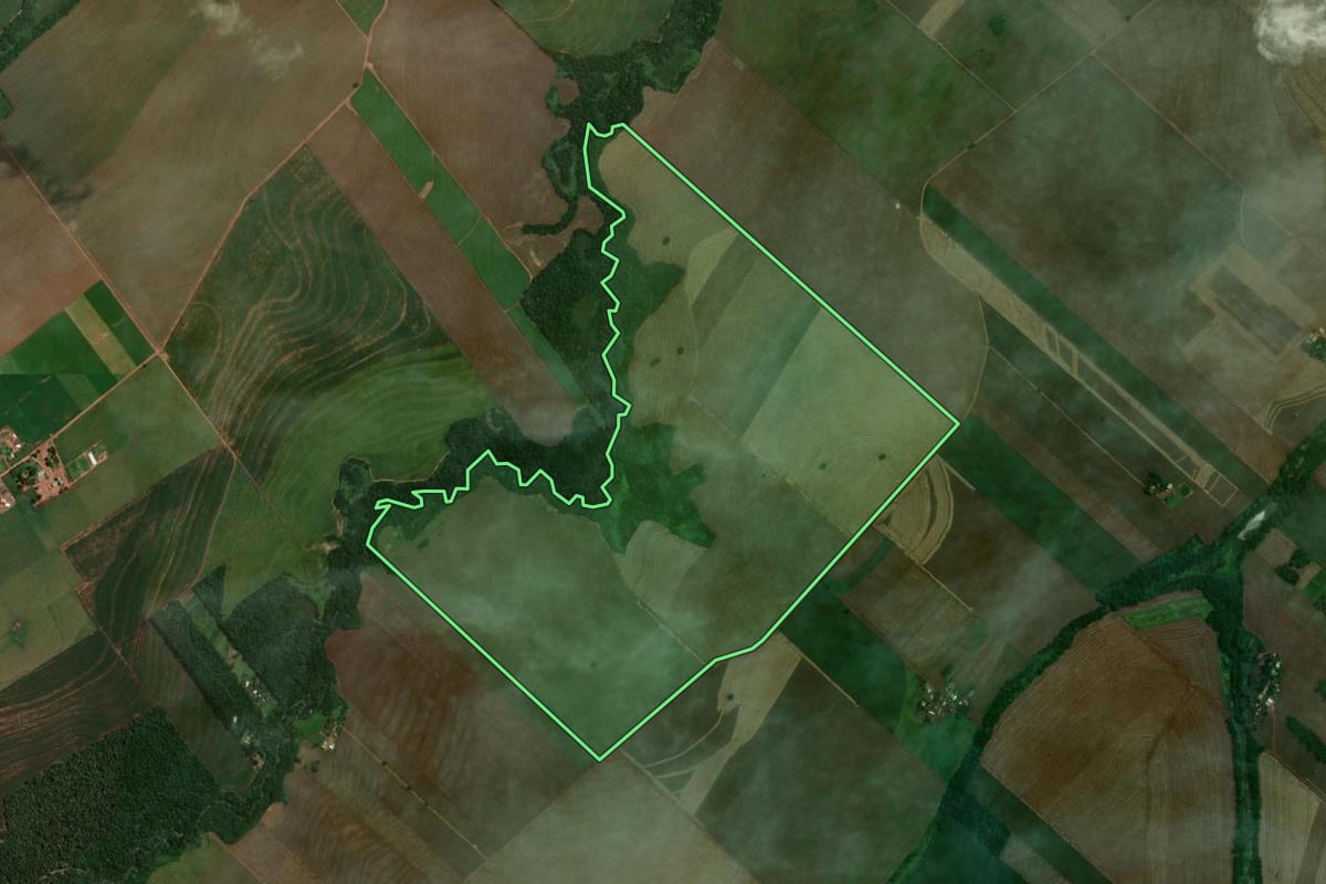 Imagem de satélite do imóvel rural em Maringá (PR), com o contorno declarado no CAR desenhado por cima.