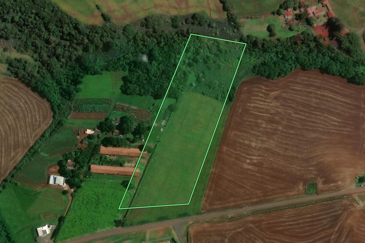 Imagem de satélite do imóvel rural em Maringá (PR), com o contorno declarado no CAR desenhado por cima.
