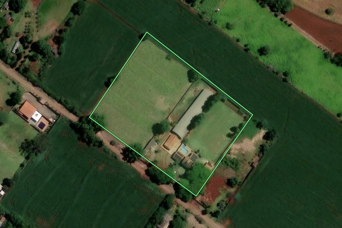 Imagem de satélite do imóvel rural em Maringá (PR), com o contorno declarado no CAR desenhado por cima.