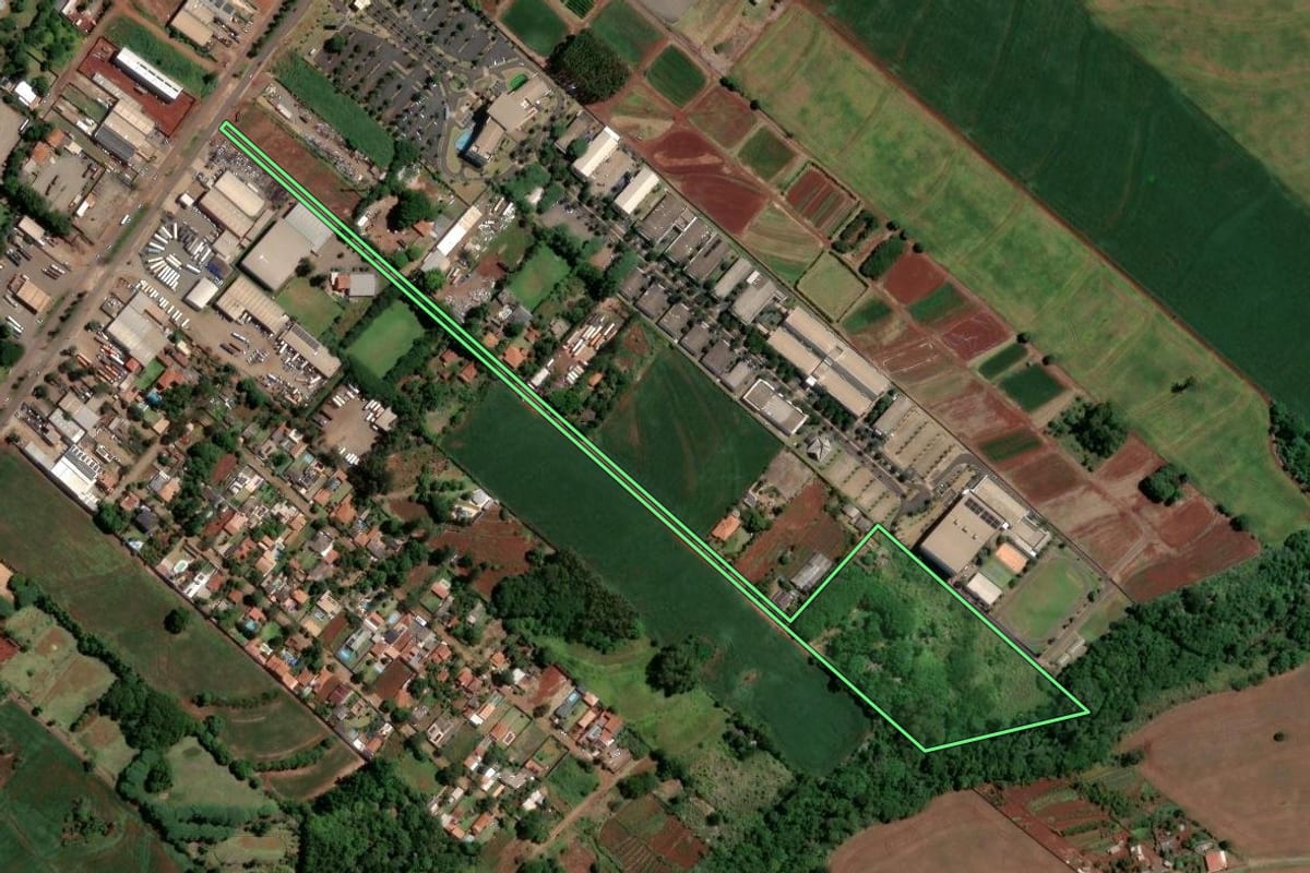 Imagem de satélite do imóvel rural em Maringá (PR), com o contorno declarado no CAR desenhado por cima.