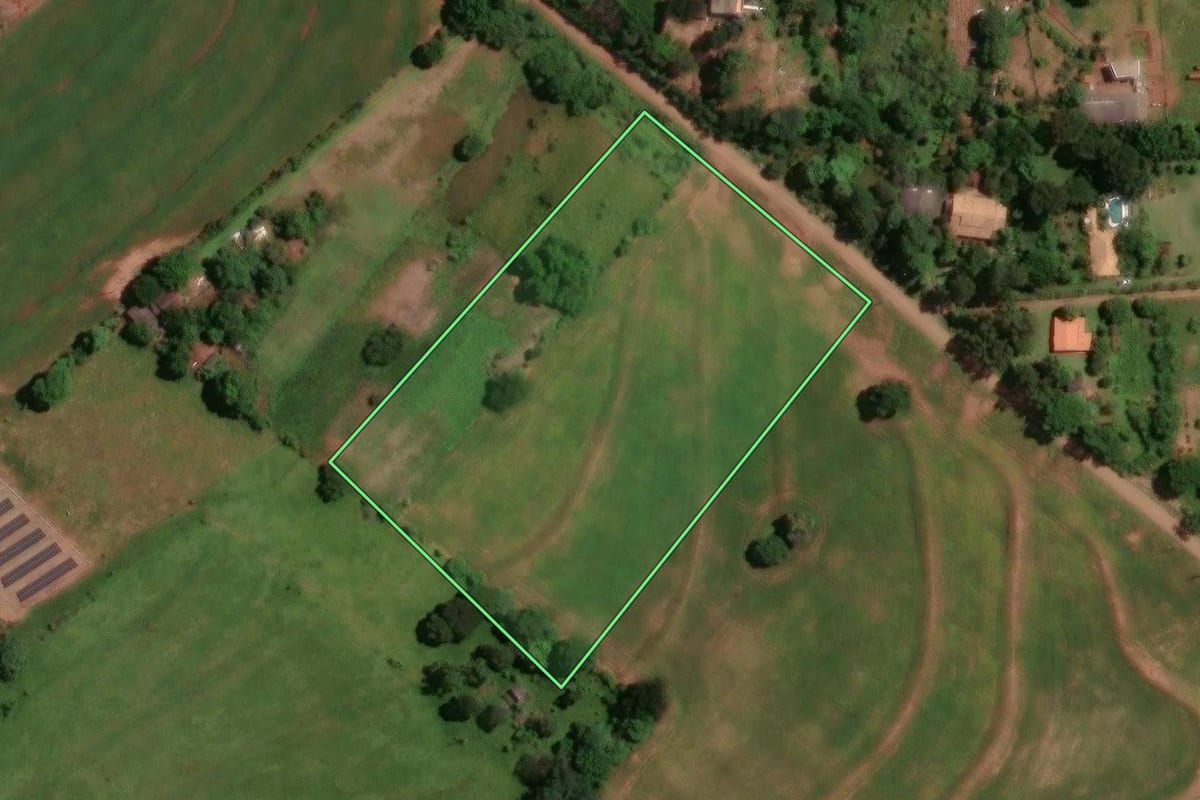 Imagem de satélite do imóvel rural em Maringá (PR), com o contorno declarado no CAR desenhado por cima.
