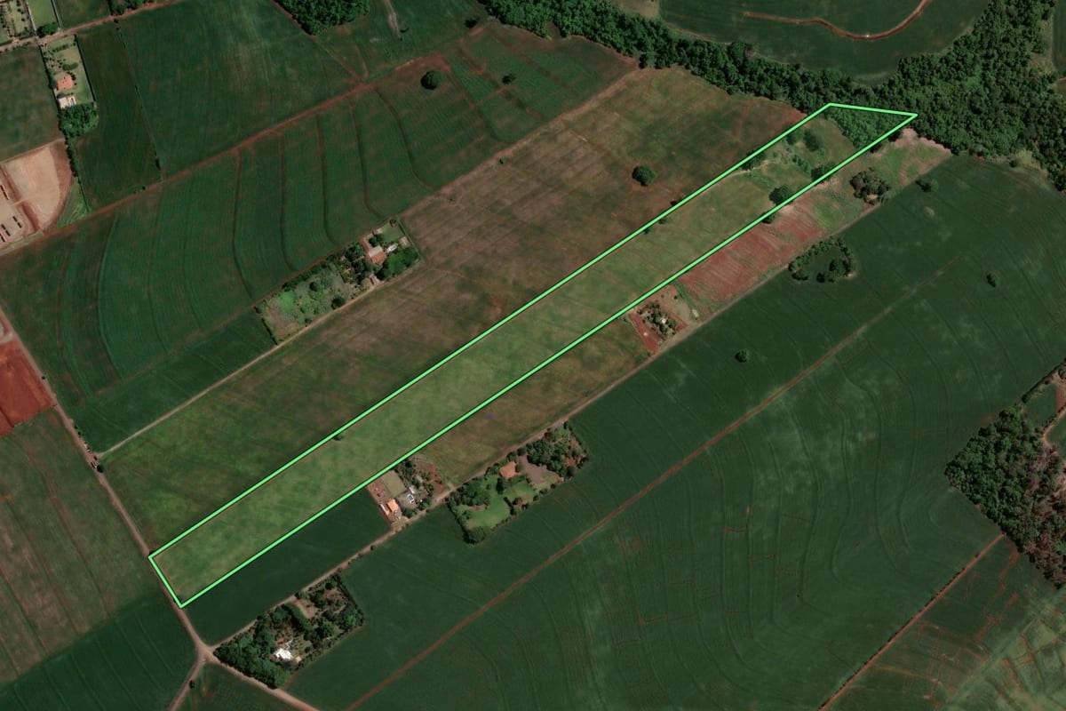 Imagem de satélite do imóvel rural em Maringá (PR), com o contorno declarado no CAR desenhado por cima.