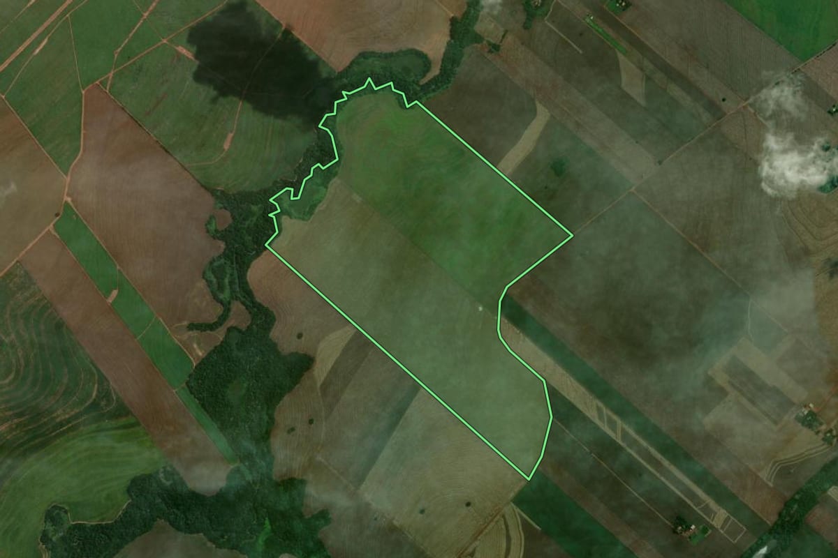 Imagem de satélite do imóvel rural em Maringá (PR), com o contorno declarado no CAR desenhado por cima.