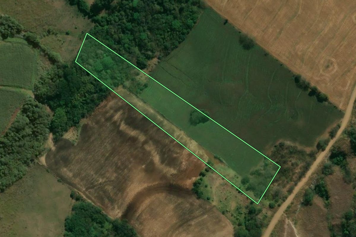 Imagem de satélite do imóvel rural em Maringá (PR), com o contorno declarado no CAR desenhado por cima.