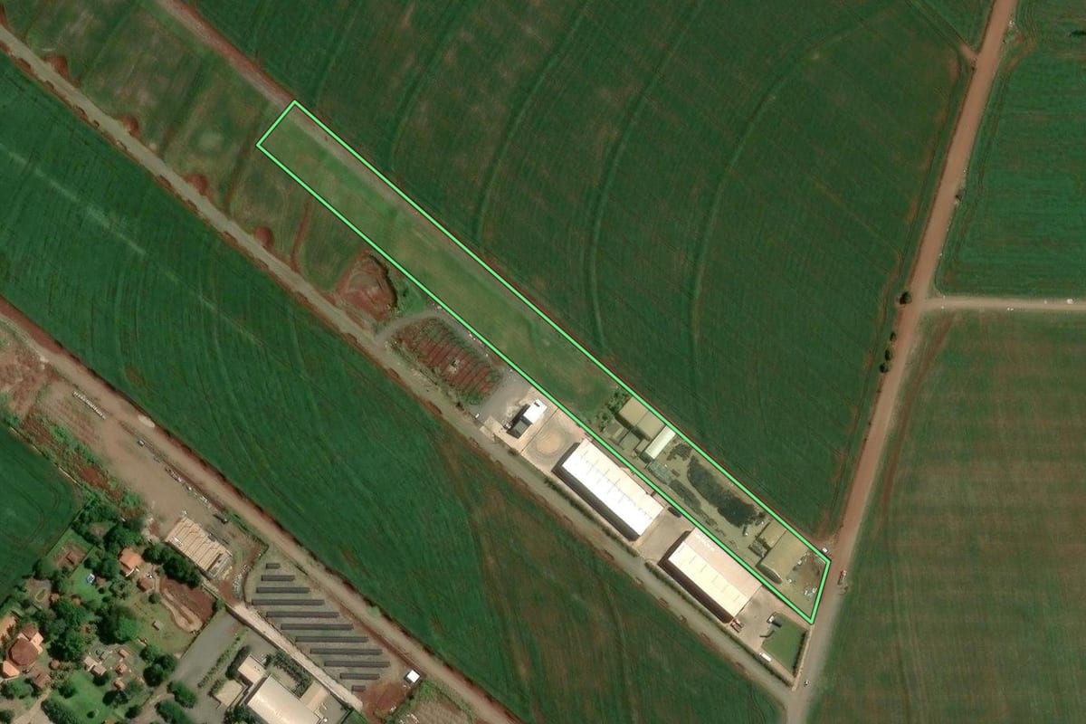 Imagem de satélite do imóvel rural em Maringá (PR), com o contorno declarado no CAR desenhado por cima.