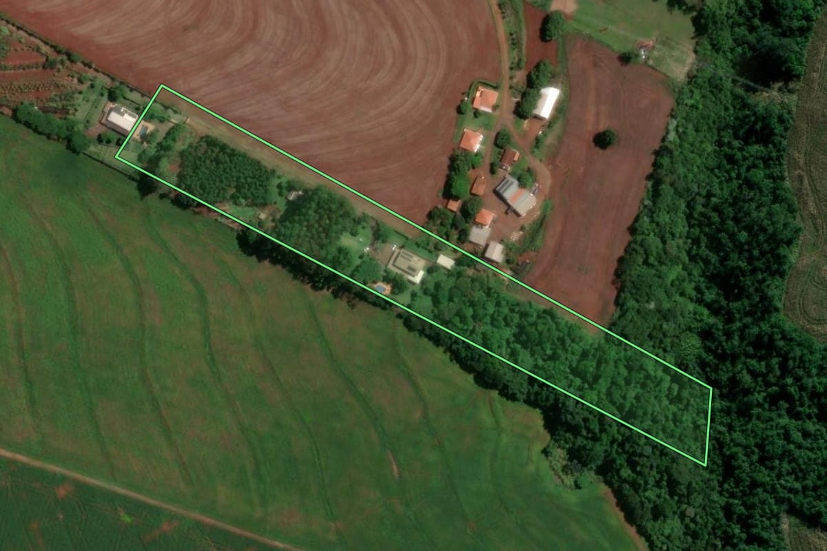 Imagem de satélite do imóvel rural em Maringá (PR), com o contorno declarado no CAR desenhado por cima.