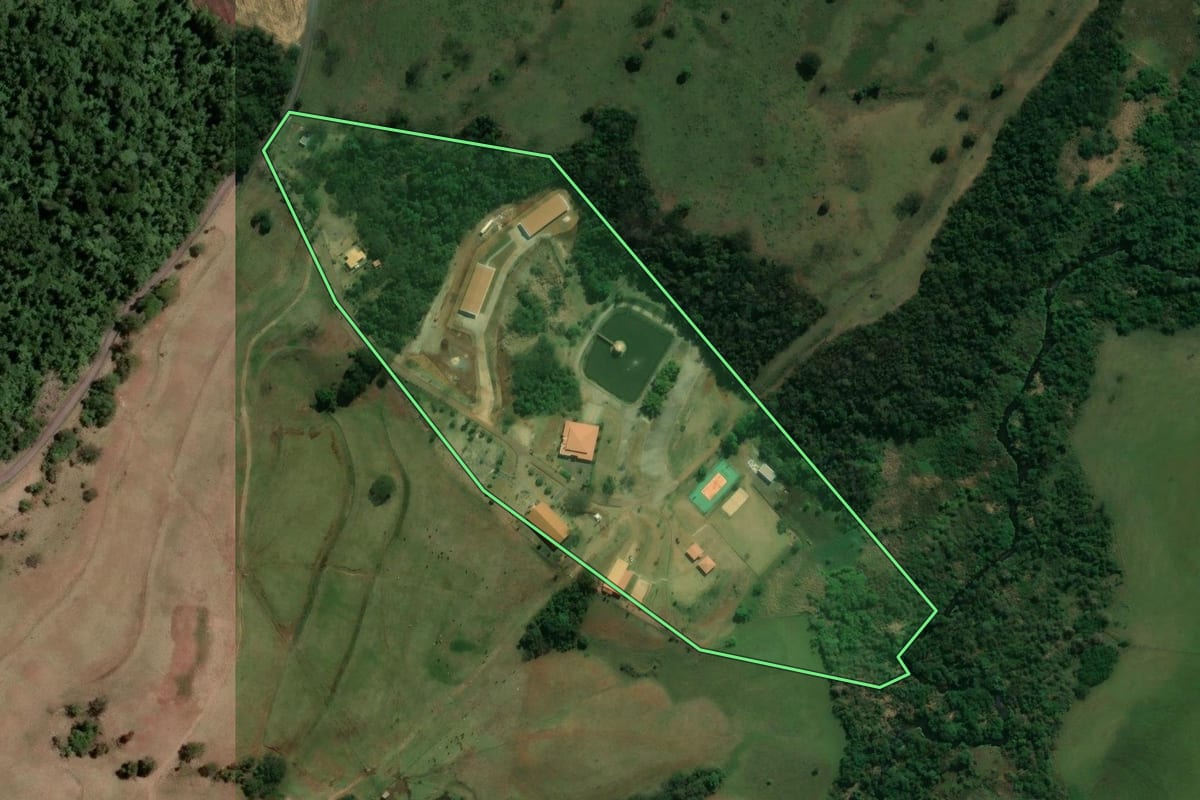 Imagem de satélite do imóvel rural em Maringá (PR), com o contorno declarado no CAR desenhado por cima.