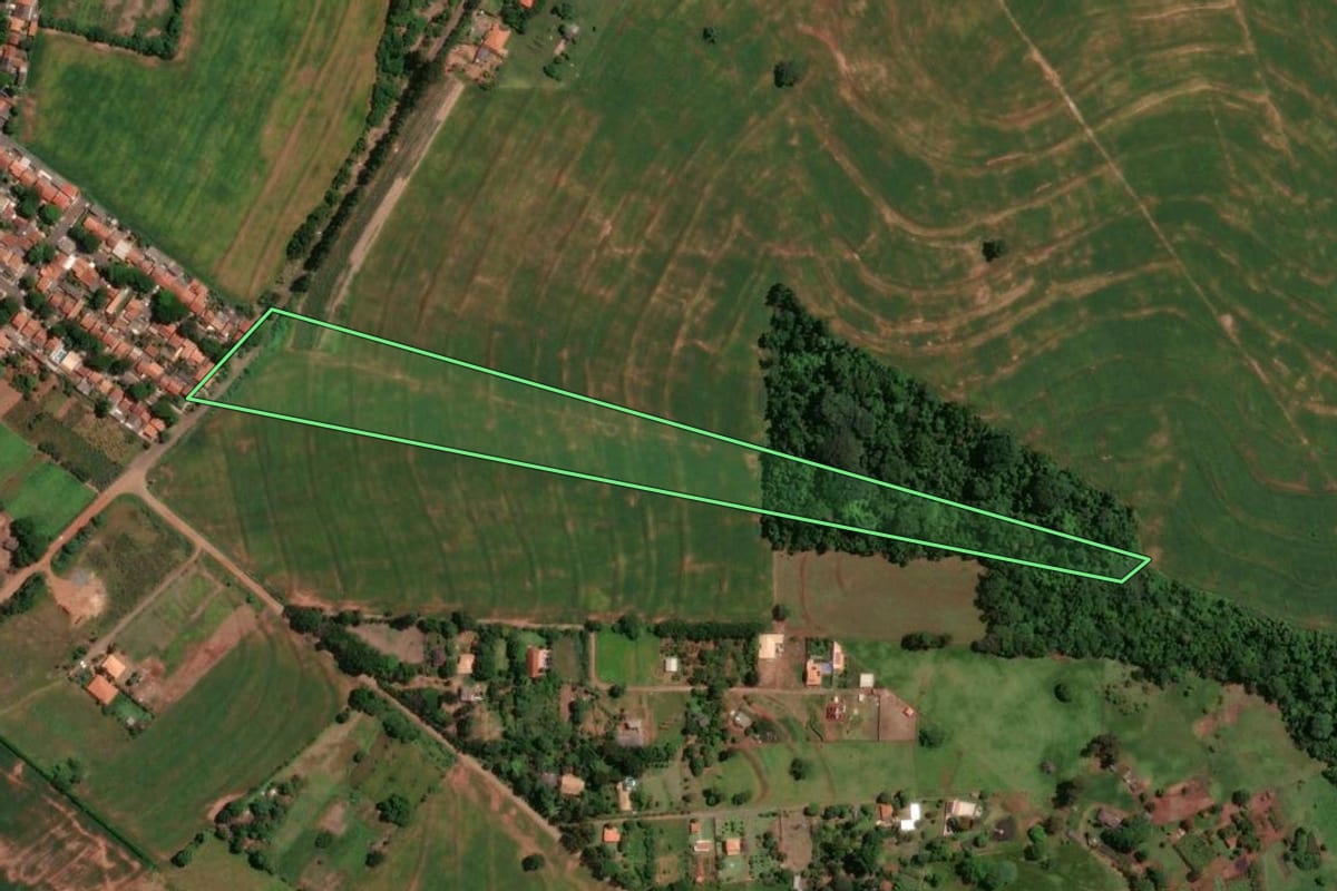 Imagem de satélite do imóvel rural em Maringá (PR), com o contorno declarado no CAR desenhado por cima.