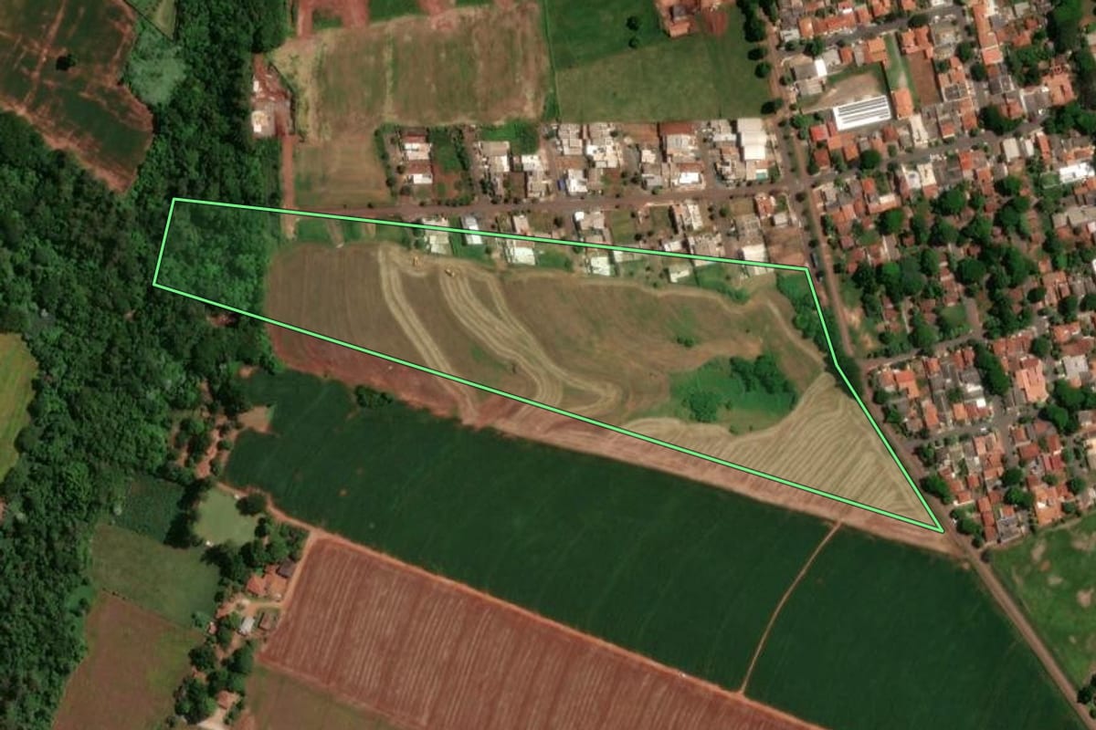 Imagem de satélite do imóvel rural em Maringá (PR), com o contorno declarado no CAR desenhado por cima.