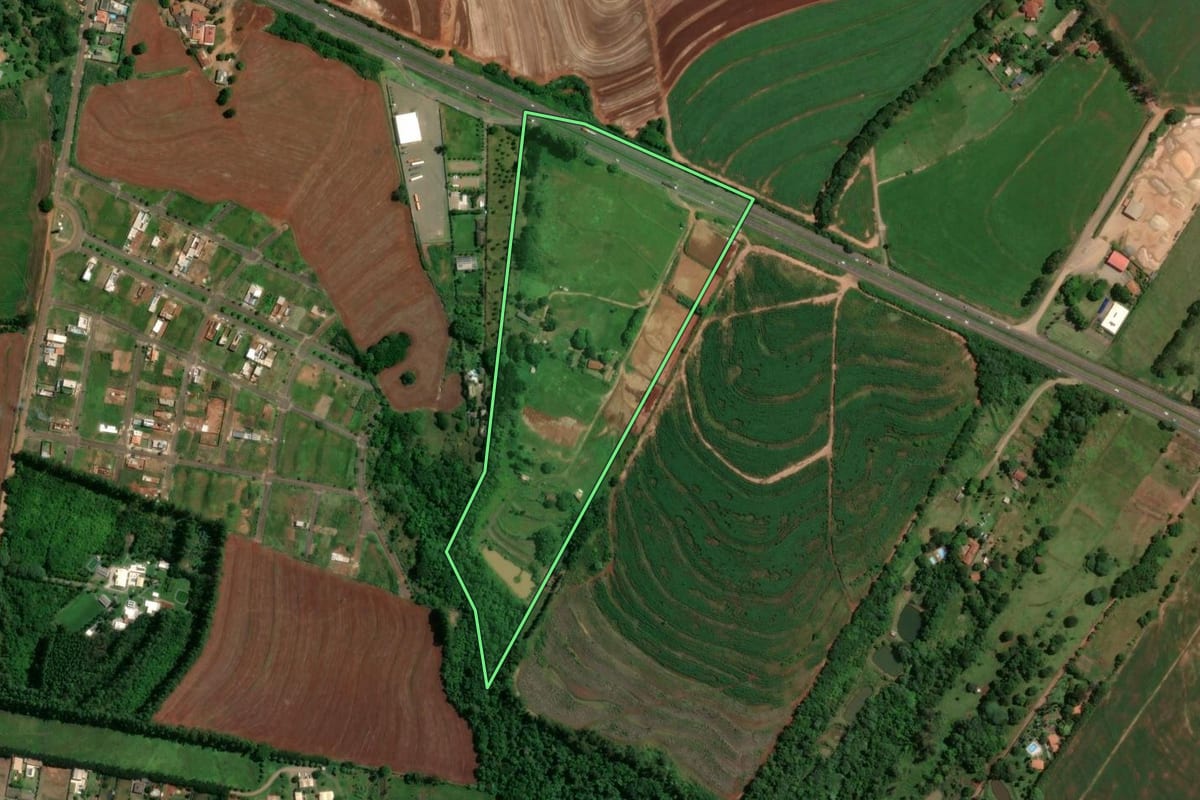 Imagem de satélite do imóvel rural em Maringá (PR), com o contorno declarado no CAR desenhado por cima.