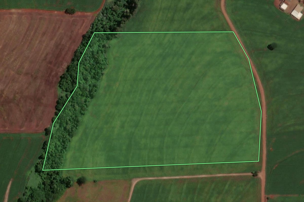 Imagem de satélite do imóvel rural em Maringá (PR), com o contorno declarado no CAR desenhado por cima.