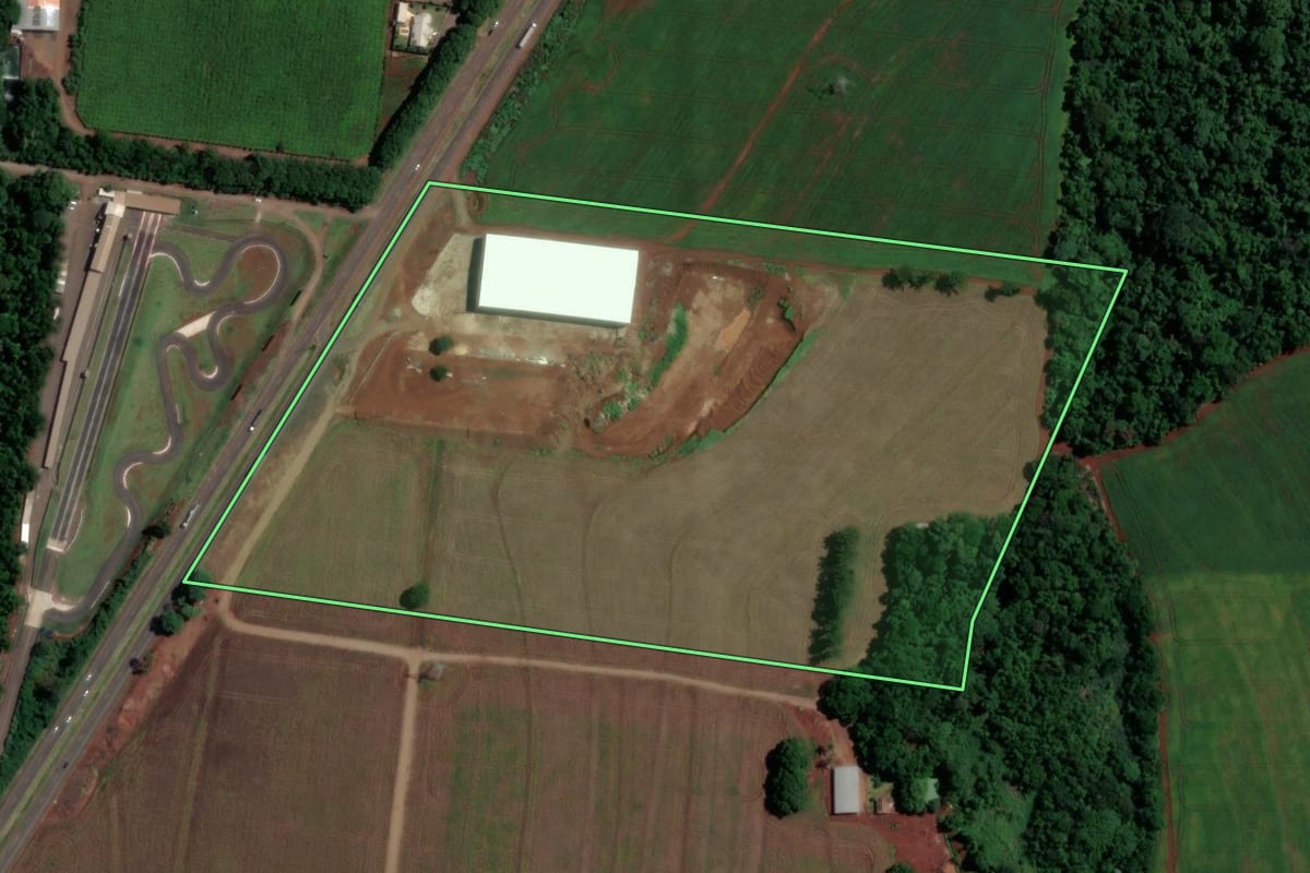 Imagem de satélite do imóvel rural em Maringá (PR), com o contorno declarado no CAR desenhado por cima.