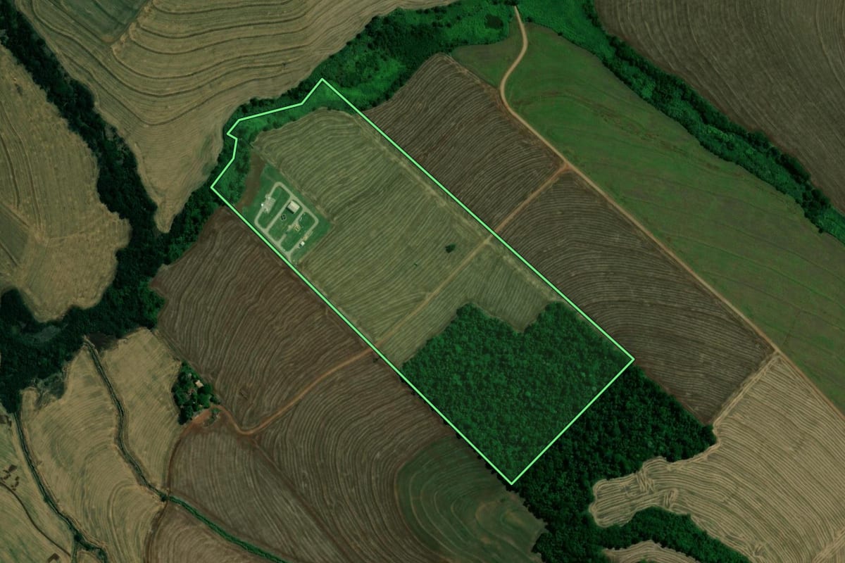Imagem de satélite do imóvel rural em Maringá (PR), com o contorno declarado no CAR desenhado por cima.