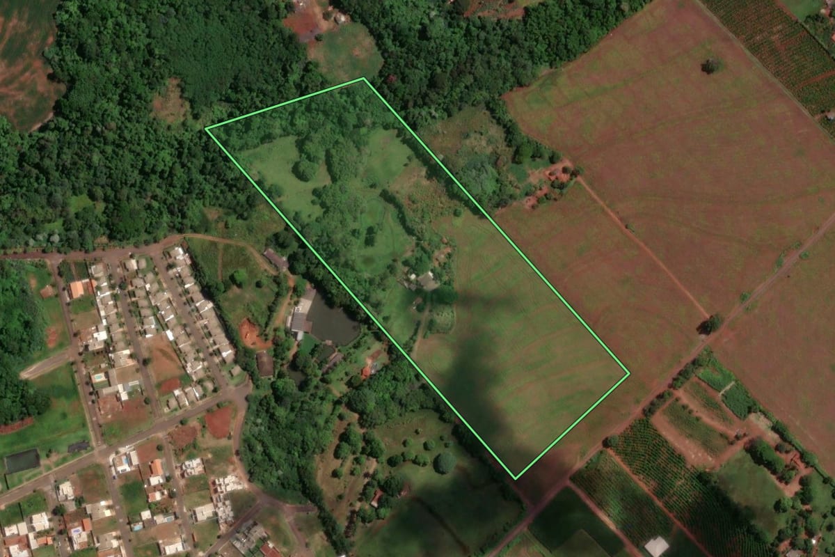 Imagem de satélite do imóvel rural em Maringá (PR), com o contorno declarado no CAR desenhado por cima.