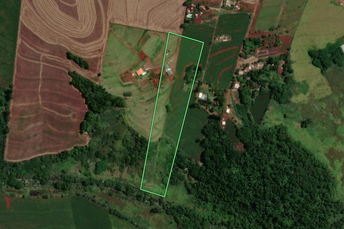 Imagem de satélite do imóvel rural em Maringá (PR), com o contorno declarado no CAR desenhado por cima.